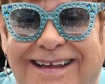 Michael Caine ed Elton John esortano i cittadini a vaccinarsi in un video