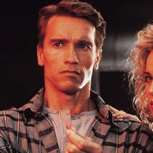 Atto di forza: Arnold Schwarzenegger e Sharon Stone in una scena del film