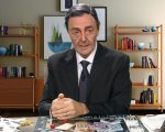 Neri Marcorè è Mario Draghi: l'imitazione in stile James Bond è esilarante (VIDEO)