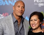 Dwayne Johnson: la mamma irrompe durante l'ospitata al Tonight Show col suo ukulele (VIDEO)