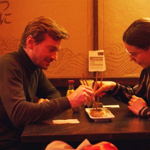 Foodie Love: Laia Costa e Guillermo Pfening mangiano cibo giapponese in una scena