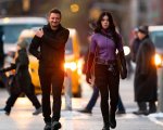 Hawkeye:  Hailee Steinfeld/Kate Bishop mira al bersaglio nelle nuove foto dal set