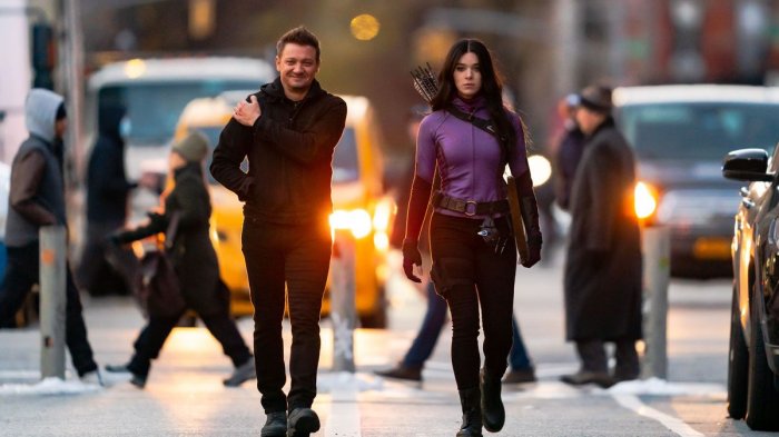 Hawkeye: Hailee Steinfeld/Kate Bishop mira al bersaglio nelle nuove foto dal set