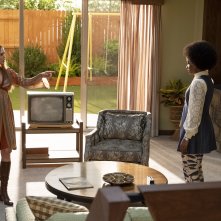 WandaVision: Elizabeth Olsen e Teyonah Parris in una scena del terzo episodio