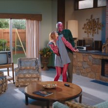 WandaVision: Elizabeth Olsen e Paul Bettany in una scena del terzo episodio