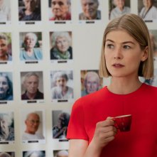 I care A Lot: Rosamund Pike in una scena