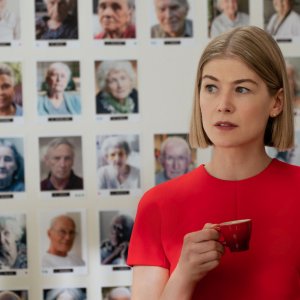 I care A Lot: Rosamund Pike in una scena