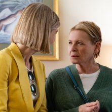 I care A Lot: Dianne Wiest, Rosamund Pike in una scena