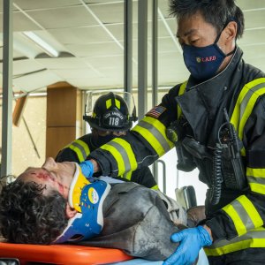 9-1-1, stagione 4: Kenneth Choi in una scena della serie