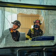 9-1-1, stagione 4: Oliver Stark e Ryan Guzman in una scena della serie