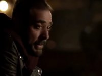 The Walking Dead 10: Negan di nuovo in azione nel trailer degli episodi bonus