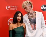 Megan Fox ha regalato a Machine Gun Kelly un ciondolo che contiene il suo sangue, ecco la foto