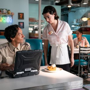 Flora & Ulisse: Danny Pudi durante una scena