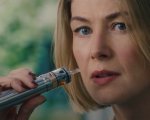 I Care a Lot, la recensione: Rosamund Pike e Peter Dinlkage fanno a gara di malvagità