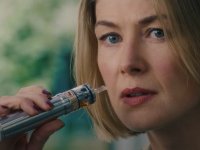 I Care a Lot, la recensione: Rosamund Pike e Peter Dinlkage fanno a gara di malvagità