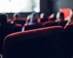 Sparano a una donna che gli aveva chiesto di fare silenzio al cinema: coppia arrestata negli USA