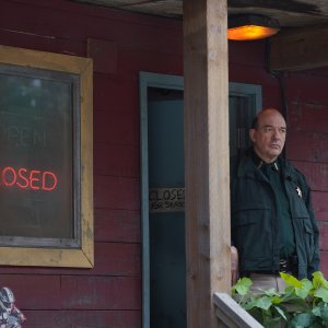 Big Sky: John Carroll Lynch in una scena della serie