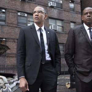 Godfather of Harlem: Forest Whitaker e Nigel Thatch in una scena della serie