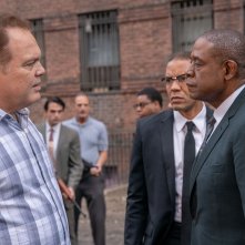 Godfather of Harlem: Forest Whitaker, Nigel Thatch e Vincent D'Onofrio in una scena della serie