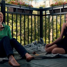 Ginny & Georgia: Brianne Howey e Jennifer Robertson in una scena della serie Netflix