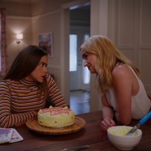 Ginny & Georgia: Brianne Howey e Antonia Gentry in una scena della serie Netflix