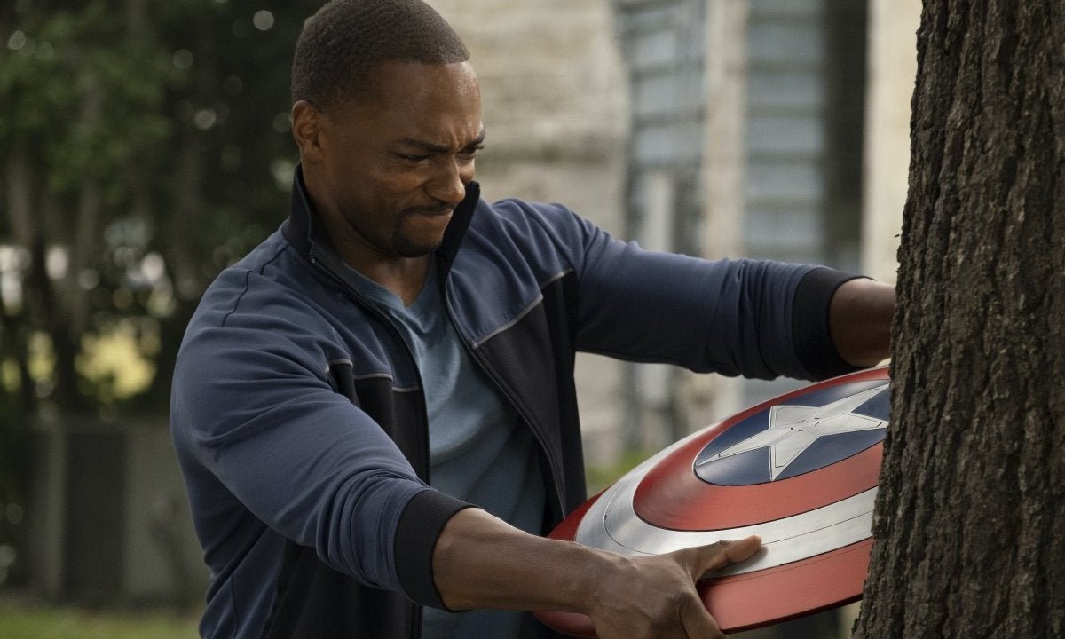 Anthony Mackie alle prese con lo scudo di Captain America