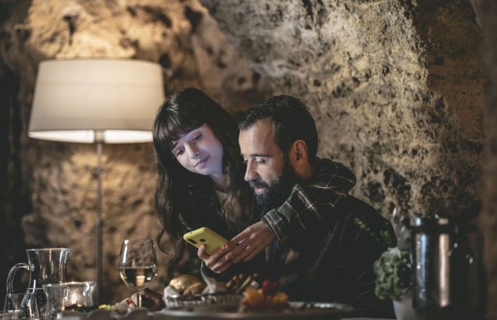 Genitori contro influencer: Fabio Volo e Ginevra Francesconi nella commedia in arrivo su Sky a Pasqua