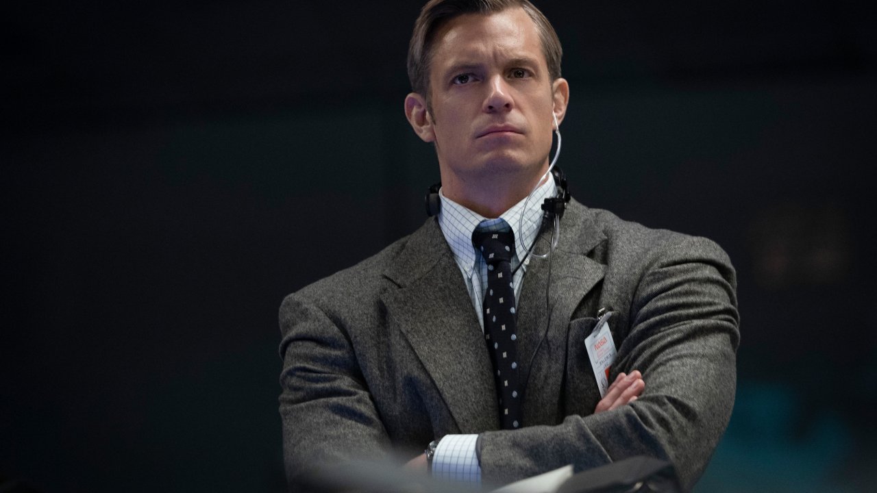Joel Kinnaman è Ed Baldwin in For All Mankind