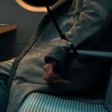 Bullet Train: il dettaglio di un braccio legato