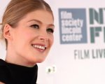 Rosamund Pike contro l'uso di Photoshop sui poster dei suoi film: 'Non ho quel seno lì'