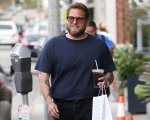 Jonah Hill: la sua foto a petto nudo, i paparazzi e il post dedicato 'A chi si vergogna'