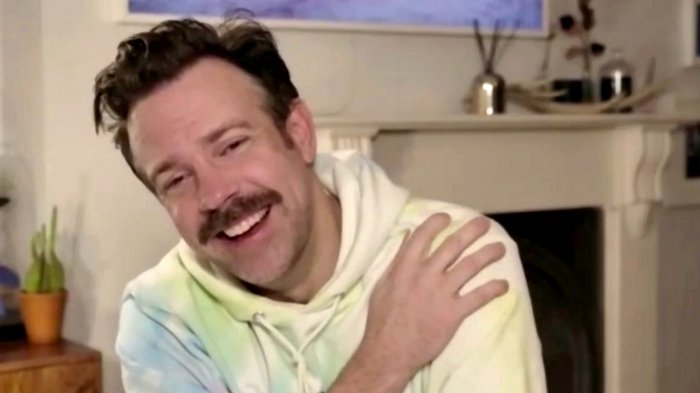 Golden Globe 2021: lo strano discorso di Jason Sudeikis, Twitter si chiede 'Ma è drogato?"