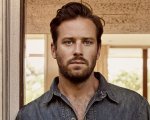 Armie Hammer: la fuga notturna e il manichino femminile legato gettato tra i rifiuti