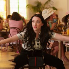 Dollface: Kat Dennings in una scena della serie