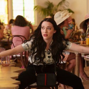 Dollface: Kat Dennings in una scena della serie