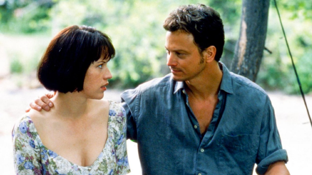 Gary Sinise e Molly Ringwald in una scena della miniserie L'ombra dello scorpione