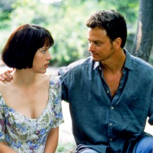 L'ombra dello scorpione: Gary Sinise e Molly Ringwald in una scena