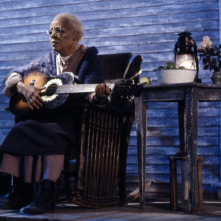 L'ombra dello scorpione: Ruby Dee suona sul suo porticato