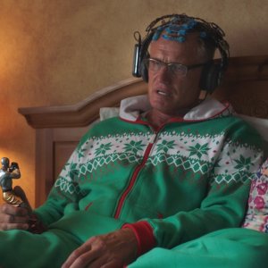 Pups Alone: Dolph Lundgren coi bigodini nella prima foto del film