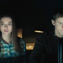 1BR - Benvenuti nell'incubo: Nicole Brydon Bloom e Giles Matthey in una scena del film