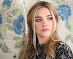 Don't worry, darling: Florence Pugh si 'arrende' nel deserto nella prima foto del film