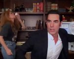 Sacha Baron Cohen vende illegalmente vaccini contro il Covid alle star (VIDEO)