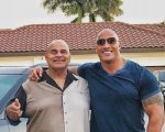 Dwayne Johnson dedica un premio al padre defunto: 'Era unico'