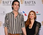 Borat 2, Sacha Baron Cohen ringrazia la moglie Isla Fisher per il supporto morale: 'Sono fortunato'