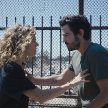 Wander Darkly: Diego Luna, Sienna Miller in un momento del film