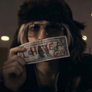 Cherry - Innocenza perduta: Tom Holland durante una rapina in banca
