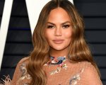 Michael Keaton, Chrissy Teigen svela la sua figuraccia con l'attore: 'Lo scambiai per un cameriere'