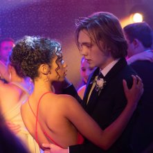 Quello che tu non vedi: Taylor Russell e Charlie Plummer in una scena