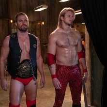 Heels: Stephen Amell e Alexander Ludwig in una scena
