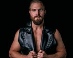 Heels: Stephen Amell e Alexander Ludwig sfoggiano i muscoli nelle prime foto della serie sul wrestling